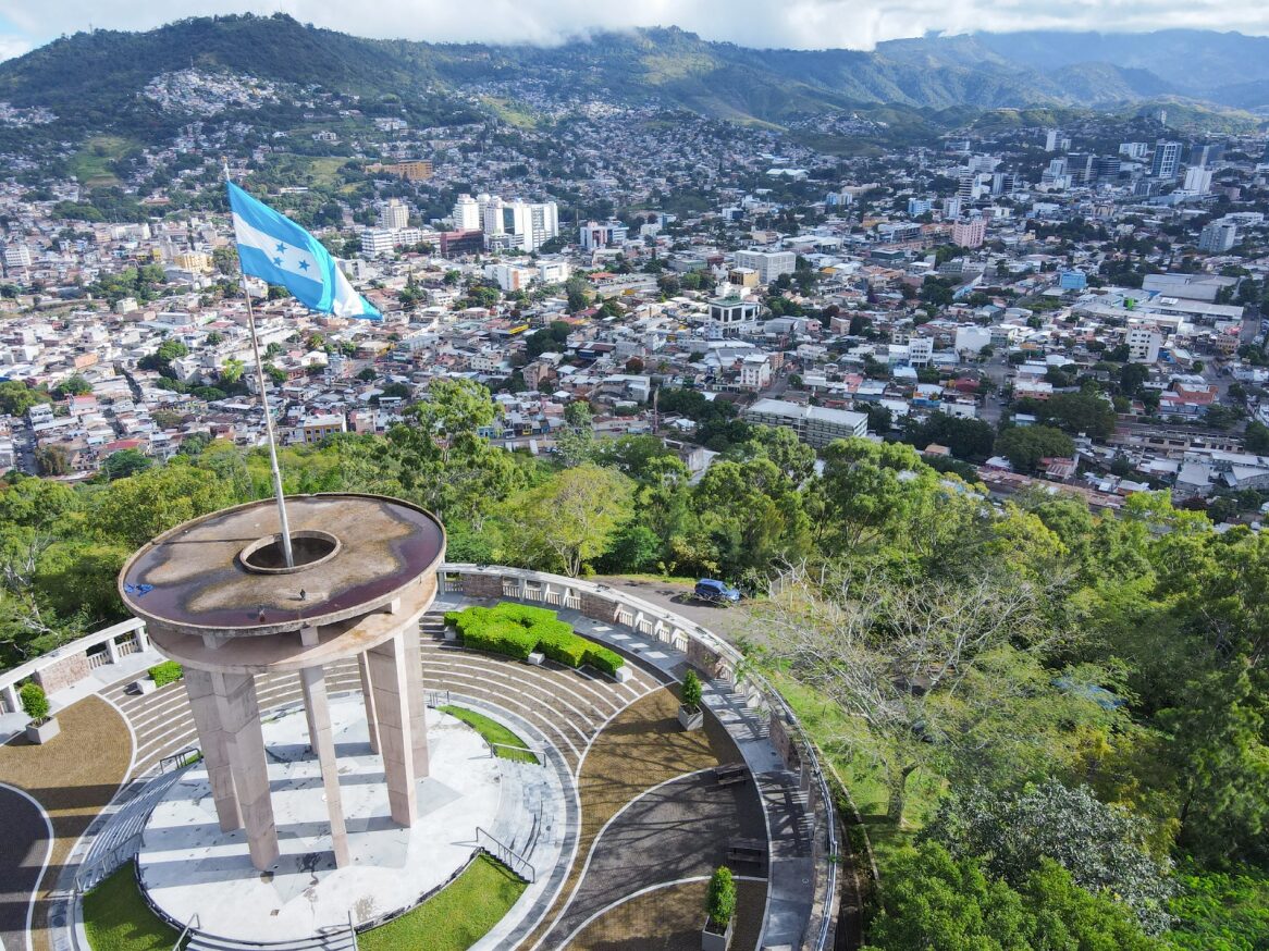 Hasta la fecha, 22 países se han adherido a la Declaración sobre Migración y Protección de Los Ángeles, que se lanzó en la IX Cumbre de las Américas celebrada en Los Ángeles, California, EE.UU., el 10 de junio de 2022.