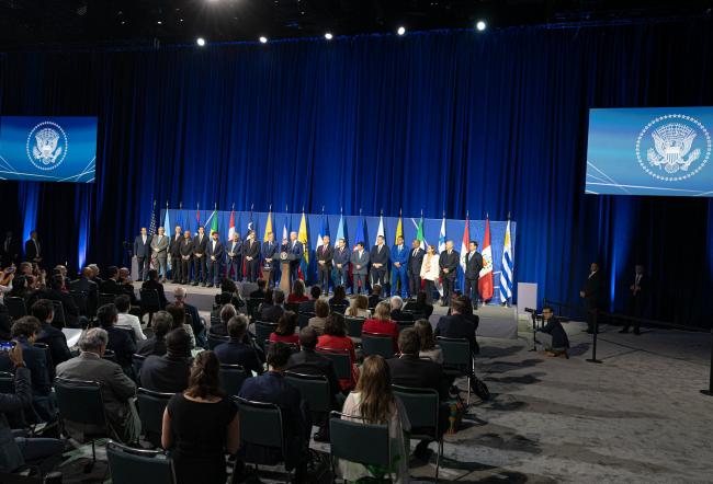 Plusieurs processus intergouvernementaux jouent un rôle crucial dans la promotion de la coopération, du dialogue et de la collaboration entre les pays pour relever les défis de la migration et promouvoir les droits et le bien-être des migrants et des réfugiés dans leurs régions respectives. Sur la photo, des délégués nationaux lors d'une réunion intergouvernementale.