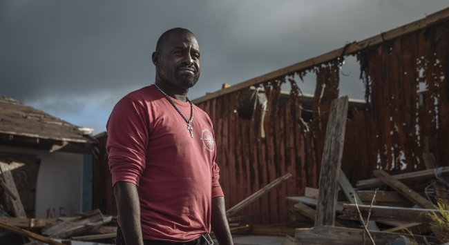 El cuarto pilar de la Declaración de Los Ángeles está dedicado a promover una respuesta coordinada ante las emergencias. En la foto, un habitante de Bahamas desplazado debido al desastre causado por el huracán Dorian en 2019.